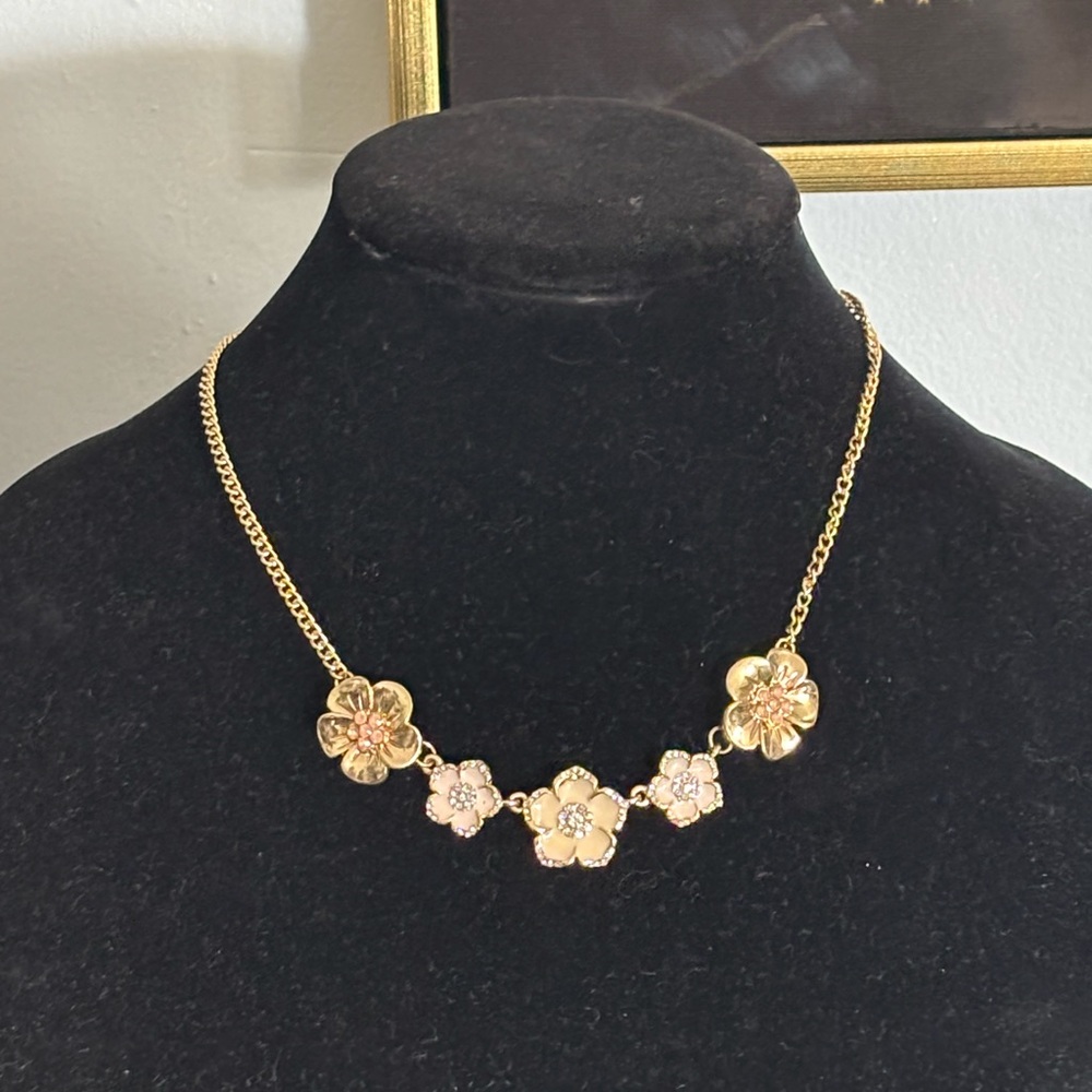 Elegant Gold Floral Necklace